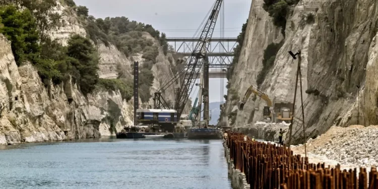 Διώρυγα της Κορίνθου: Φορτηγό πλοίο προσέκρουσε στον δίαυλο – Απαγορεύτηκε ο απόπλους