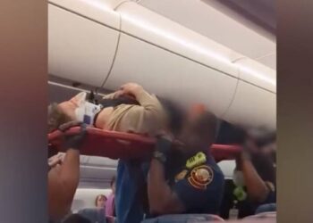 Σοκαριστικό βίντεο από την πτήση με τους 11 τραυματίες – Έφευγαν με φορεία