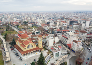 Λάρισα: Κυνηγούσε την πρώην σύντροφό του με μαχαίρι στο κέντρο της πόλης