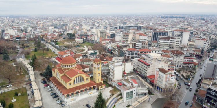 Λάρισα: Κυνηγούσε την πρώην σύντροφό του με μαχαίρι στο κέντρο της πόλης