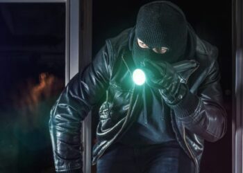 Θεσσαλονίκη: Διέρρηξε φούρνο και απείλησε αστυνομικούς με κατσαβίδια για να ξεφύγει