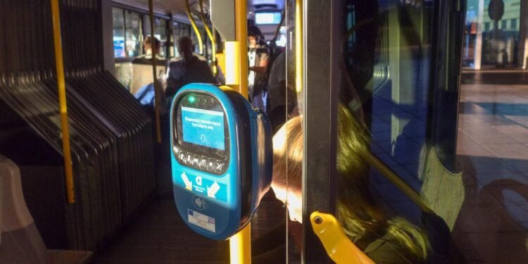 Τέλος το χάρτινο εισιτήριο σε Μετρό και λεωφορεία – Πώς θα πληρώνουμε