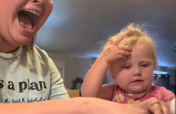 «Egg challenge»: Γονείς σπάνε αυγά στα κεφάλια των παιδιών τους – Σάλος για τη νέα μόδα στο TikTok