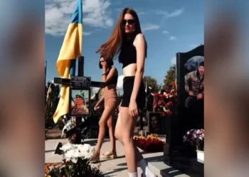 Σάλος με δύο αδελφές που έκαναν… twerking σε νεκροταφείο πεσόντων στρατιωτών [βίντεο]