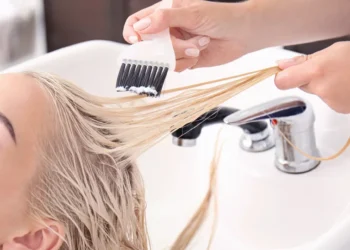 Θεσσαλονίκη: Φρενίτιδα με την Barbie στα κομμωτήρια – Όλες θέλουν ξανθές μπούκλες