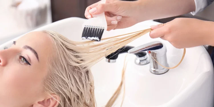 Θεσσαλονίκη: Φρενίτιδα με την Barbie στα κομμωτήρια – Όλες θέλουν ξανθές μπούκλες