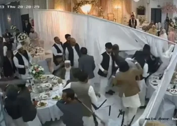 Απίστευτο ξύλο σε δεξίωση γάμου μεταξύ συγγενών