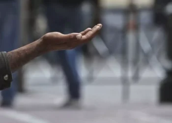 Θεσσαλονίκη: Συνελήφθη 20χρονη μητέρα που έβαζε το ανήλικο παιδί της να ζητιανεύει