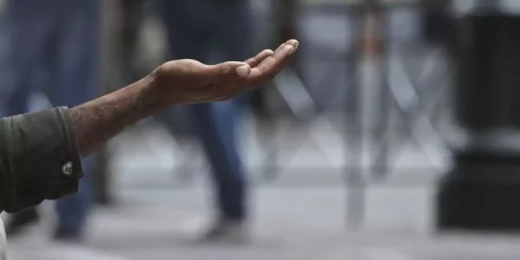 Θεσσαλονίκη: Συνελήφθη 20χρονη μητέρα που έβαζε το ανήλικο παιδί της να ζητιανεύει