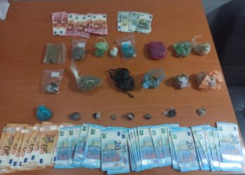 Σέρρες: Νεαροί έκρυβαν ναρκωτικά στα σπίτια τους και συνελήφθησαν (φωτο)