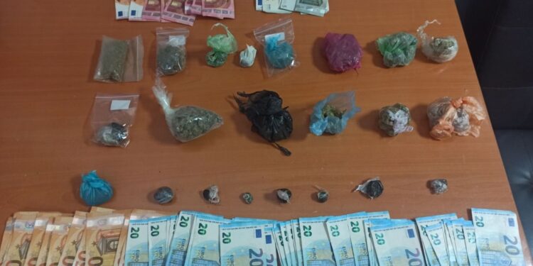 Σέρρες: Νεαροί έκρυβαν ναρκωτικά στα σπίτια τους και συνελήφθησαν (φωτο)