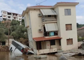 Τρεις εβδομάδες μετά την κακοκαιρία Daniel, ένα λεωφορείο εξακολουθεί να κρατάει όρθιο τριώροφο σπίτι