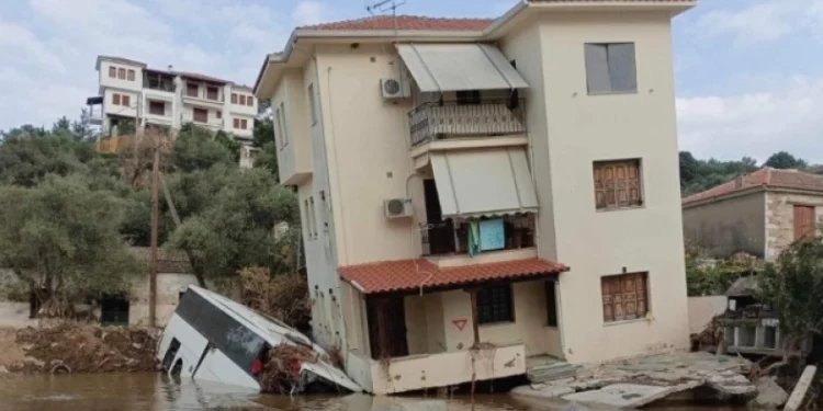 Τρεις εβδομάδες μετά την κακοκαιρία Daniel, ένα λεωφορείο εξακολουθεί να κρατάει όρθιο τριώροφο σπίτι