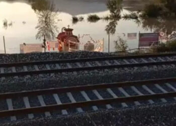 Τέμπη: Ο υπερχειλισμένος Πηνειός απειλεί το μνημείο για τα θύματα της σιδηροδρομικής τραγωδίας