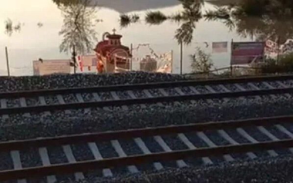 Τέμπη: Ο υπερχειλισμένος Πηνειός απειλεί το μνημείο για τα θύματα της σιδηροδρομικής τραγωδίας