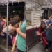 Όταν δεν προλαβαίνεις το τρένο στην Ινδία, απλά πηδάς: Viral το βίντεο που δείχνει το τρόπο επιβίβασης των πολιτών (vid)