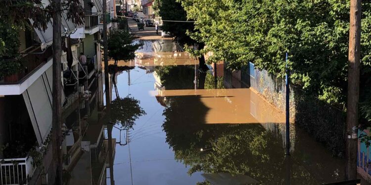 Κακοκαιρία Daniel: Νέα κοίτη του Πηνειού δημιούργησαν οι πλημμύρες στη Λάρισα – «Πνιγόμαστε στον βούρκο»