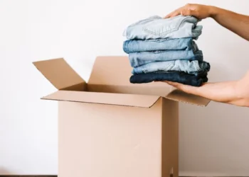 Πώς θα αποθηκεύσεις τα καλοκαιρινά σου ρούχα