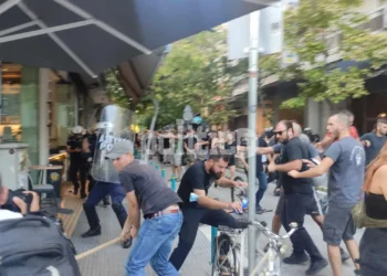 Ξεχύθηκε ο κόσμος στους δρόμους στη Λάρισα σε πορεία για τις καταστροφικές πλημμύρες στη Θεσσαλία