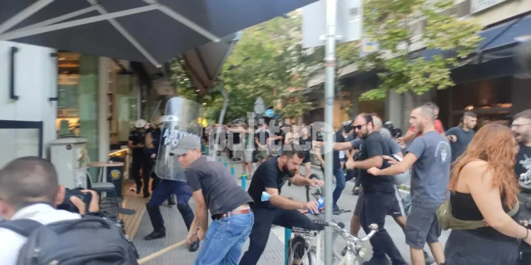 Ξεχύθηκε ο κόσμος στους δρόμους στη Λάρισα σε πορεία για τις καταστροφικές πλημμύρες στη Θεσσαλία