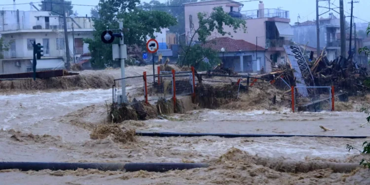 Κακοκαιρία Elias: Δραματική η κατάσταση σε Εύβοια και Βόλο από τις πλημμύρες – Δεκάδες εγκλωβισμένοι, κλειστοί ξανά οι δρόμοι