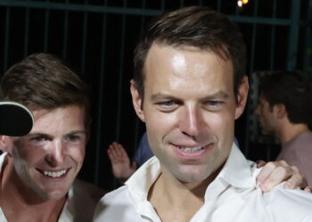 Στέφανος Κασσελάκης: Η πρώτη δήλωση του συντρόφου του, Τάιλερ Μακμπέθ – «Είναι αγχωμένος για τις εκλογές»