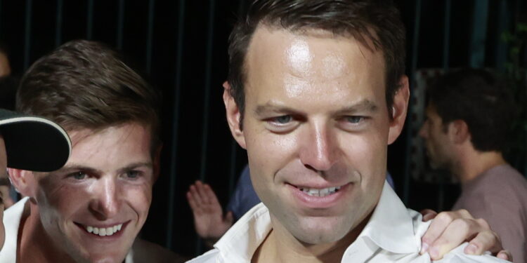 Στέφανος Κασσελάκης: Η πρώτη δήλωση του συντρόφου του, Τάιλερ Μακμπέθ – «Είναι αγχωμένος για τις εκλογές»