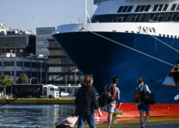 Άφησαν έξω από το πλοίο για Κρήτη μητέρα με δυο παιδιά γιατί δεν είχε πιστοποιητικά ότι ήταν δικά της