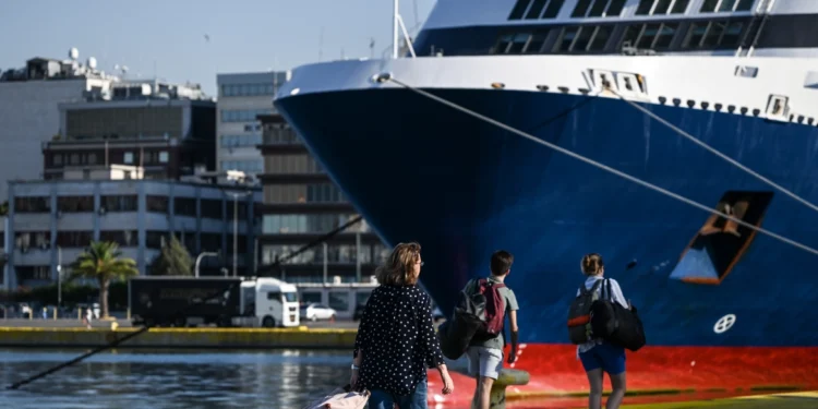 Άφησαν έξω από το πλοίο για Κρήτη μητέρα με δυο παιδιά γιατί δεν είχε πιστοποιητικά ότι ήταν δικά της