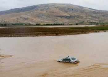Ώρες αγωνίας στο Βόλο: «Είδα τον πατέρα μου να χάνεται στα νερά, βρήκα μόνο το παντελόνι του» (vid)