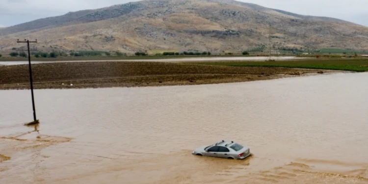 Ώρες αγωνίας στο Βόλο: «Είδα τον πατέρα μου να χάνεται στα νερά, βρήκα μόνο το παντελόνι του» (vid)