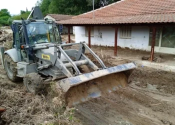 Aγανακτισμένοι οι κάτοικοι στη Θεσσαλία: «Δεν έχει εμφανιστεί κανένας, δεν μπορούμε να πάρουμε ανάσα από τη δυσοσμία» (vid)