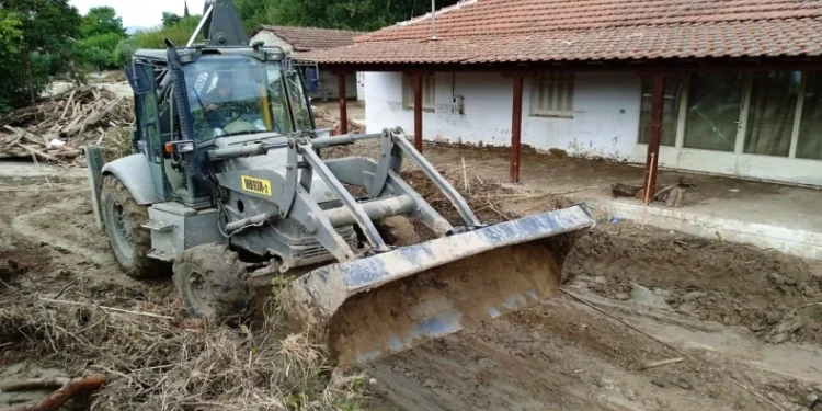 Aγανακτισμένοι οι κάτοικοι στη Θεσσαλία: «Δεν έχει εμφανιστεί κανένας, δεν μπορούμε να πάρουμε ανάσα από τη δυσοσμία» (vid)