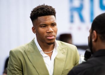 Γιάννης Αντετοκούνμπο: Άνοιξε ελληνική ταβέρνα στο Μιλγουόκι – Η τιμή για την χωριάτικη σαλάτα