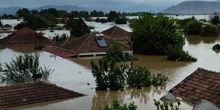 Ομάδες βατραχανθρώπων μεταβαίνουν στη Θεσσαλία για να συνδράμουν στους απεγκλωβισμούς