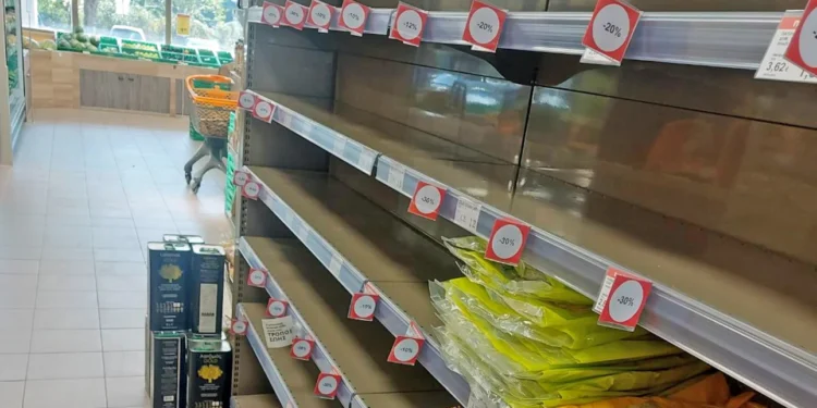 Θεσσαλία: Άδεια ράφια σε σούπερ μάρκετ, ξέμειναν από πετρέλαιο κίνησης -Ακινητοποιημένα φορτηγά