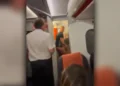 EasyJet: Ασυγκράτητο ζευγάρι έγινε τσακωτό να κάνει σεξ σε τουαλέτα αεροπλάνου – Δείτε βίντεο