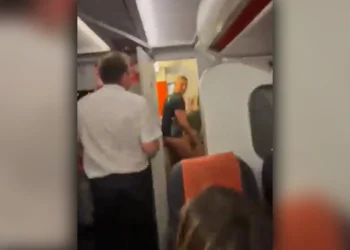 EasyJet: Ασυγκράτητο ζευγάρι έγινε τσακωτό να κάνει σεξ σε τουαλέτα αεροπλάνου – Δείτε βίντεο