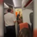 EasyJet: Ασυγκράτητο ζευγάρι έγινε τσακωτό να κάνει σεξ σε τουαλέτα αεροπλάνου – Δείτε βίντεο