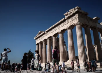 Ακρόπολη: Σύλληψη τουρίστριας από τη Ρουμανία που έκλεψε δύο μάρμαρα