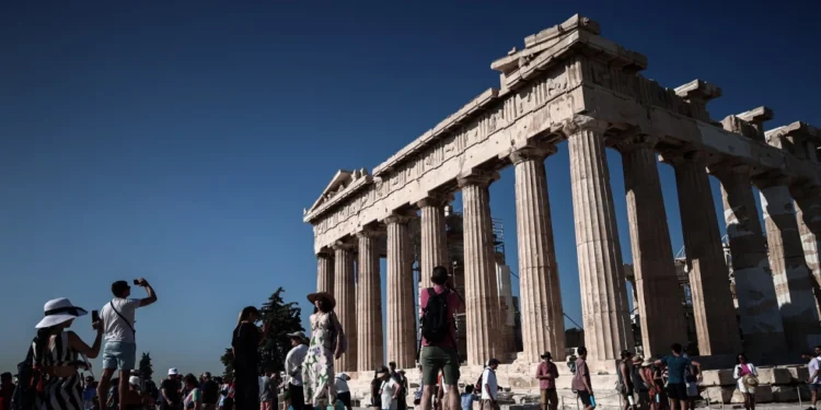 Ακρόπολη: Σύλληψη τουρίστριας από τη Ρουμανία που έκλεψε δύο μάρμαρα