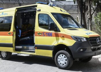 Λάρισα: Περιπέτεια για καρδιοπαθή– Ασθενοφόρο εγκλωβίστηκε στα νερά, δεν μπορούσε να προσεγγίσει