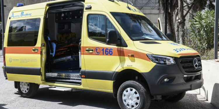 Λάρισα: Περιπέτεια για καρδιοπαθή– Ασθενοφόρο εγκλωβίστηκε στα νερά, δεν μπορούσε να προσεγγίσει