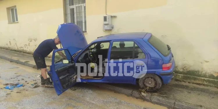 Έδεσε το αυτοκινητό του στο παράθυρο για να μην παρασυρθεί από τα ορμητικά νερά στον Βόλο