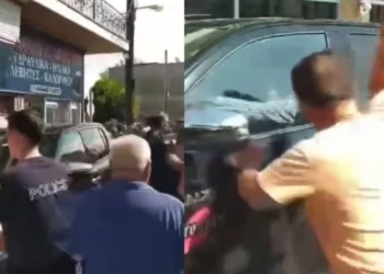 Η στιγμή που οργισμένοι κάτοικοι περικύκλωσαν και επιτέθηκαν στο αμάξι του Αγοραστού: «Ξήλωσε τον καθρέφτη» (vid)