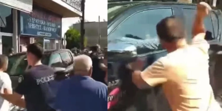 Η στιγμή που οργισμένοι κάτοικοι περικύκλωσαν και επιτέθηκαν στο αμάξι του Αγοραστού: «Ξήλωσε τον καθρέφτη» (vid)