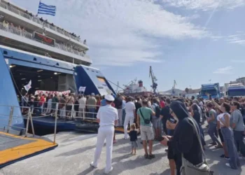 Blue Horizon: Πολίτες μπήκαν σε πλοίο της Blue Star στη Σύρο για να διαμαρτυρηθούν για τη δολοφονία του Αντώνη – Δείτε βίντεο