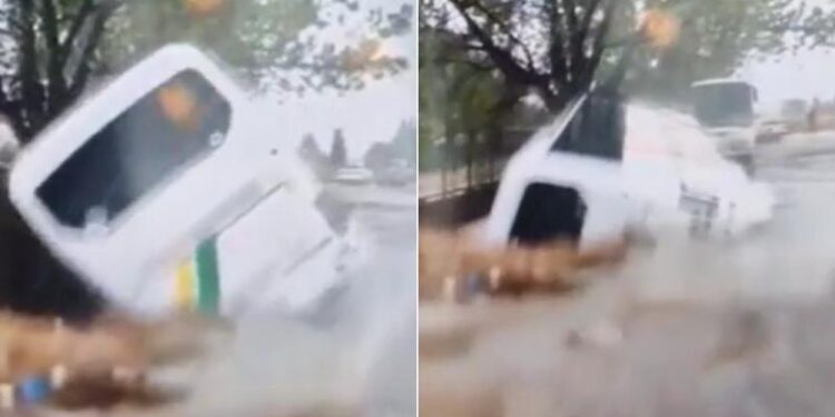 Βίντεο – σοκ από Βόλο: Η στιγμή που ο ποταμός Κραυσίδωνας «καταπίνει» λεωφορείο