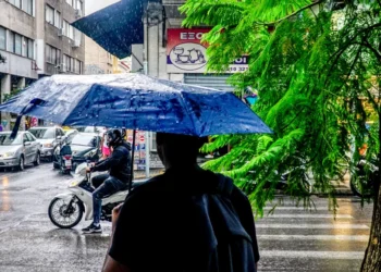 Καιρός: Επιμένουν οι βροχές και οι καταιγίδες, αλλά ανεβαίνει η θερμοκρασία -Αναλυτική πρόγνωση ανά περιοχή