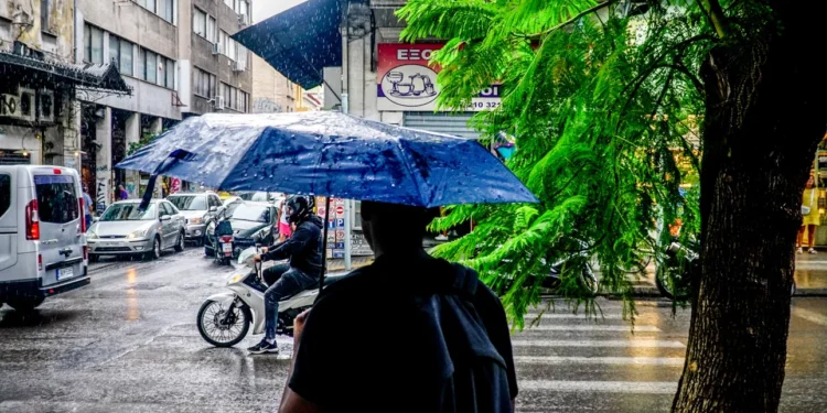 Καιρός: Επιμένουν οι βροχές και οι καταιγίδες, αλλά ανεβαίνει η θερμοκρασία -Αναλυτική πρόγνωση ανά περιοχή